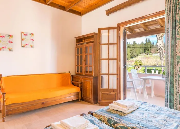 Nikos Pool House & Apartments